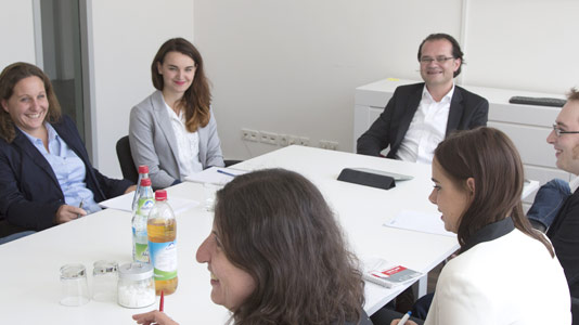 Mitarbeiter von Airmotion Media am Tisch im Konferenzraum