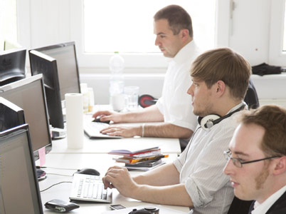 bürobild_klein_05 Mitarbeiter von Airmotion Media arbeiten an Schreibtischen mit Bildschirmen