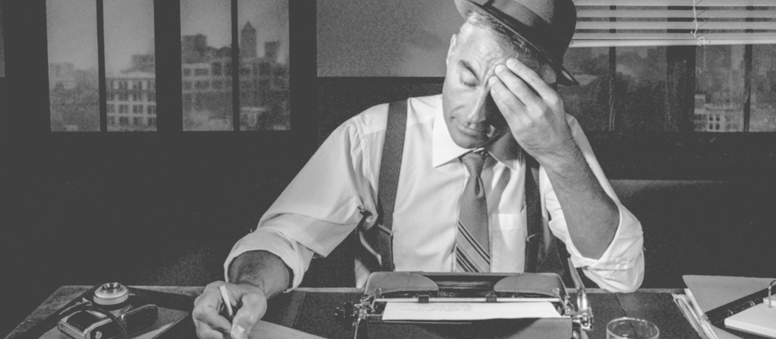 Autor schreibt auf Papier, vor Schreibmaschine, Retro-Fotografie