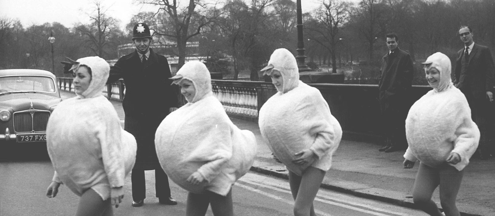 Werbeaktion mit als Hühner verkleideten Frauen, 1966