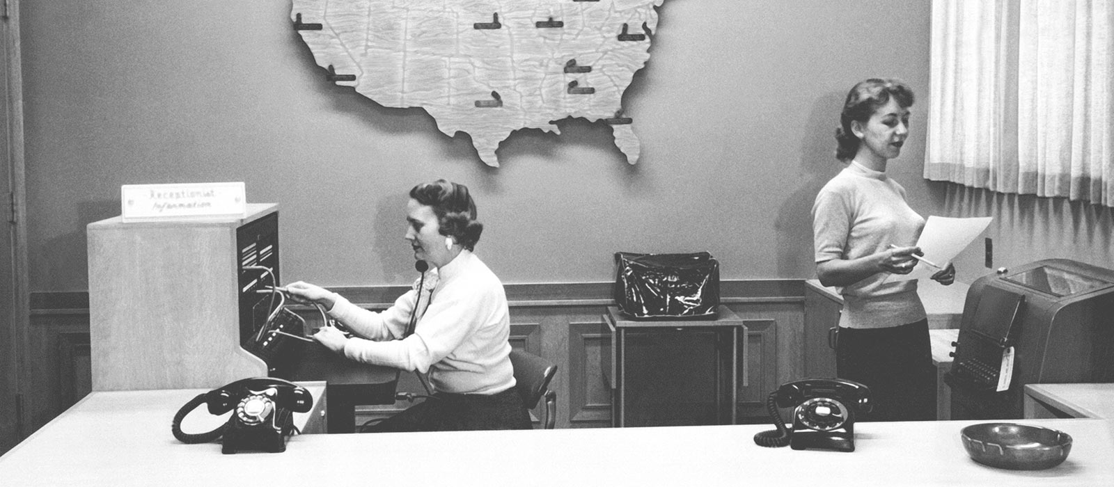Zwei Frauen arbeiten als Rezeptionistinnen, Kalifornien, 1956