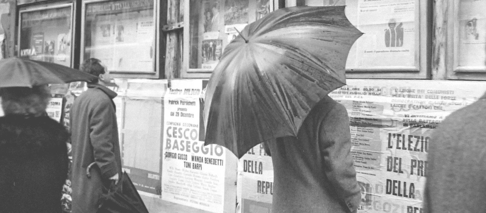 Menschen lesen Wandzeitungen bei Regen, Rom, 1964