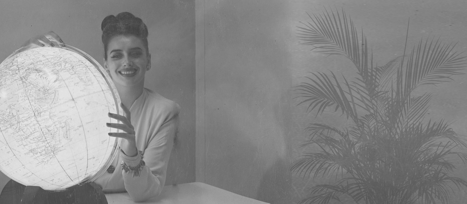 Header Grafik Frau mit leuchtendem Globus Shop