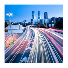 Autobahn mit Verkehr bei Nacht