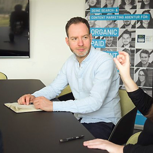 Zur Vita: Martin Grahl im Meeting – Airmotion Media